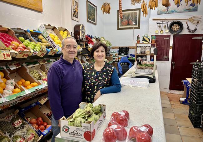 Manuel y Juanamari, en el interior de la frutería.