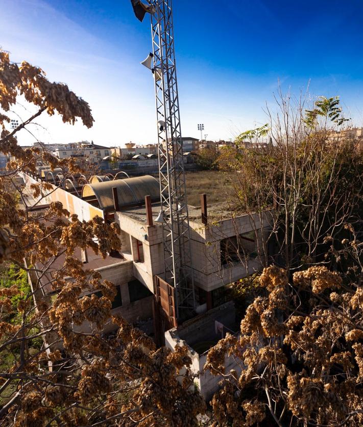 Imagen secundaria 2 - Los terrenos de la antigua ciudad deportiva, donde permanece una gigantesca estructura de hormigón de lo que iba a ser un complejo comercial y con aparcamientos.