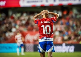 El nazarí Myrto Uzuni lamenta un fallo durante un partido con el Granada.