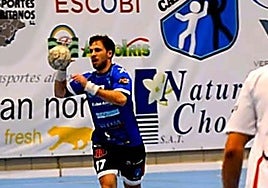 Jerónimo Cartagena conduce el balón.