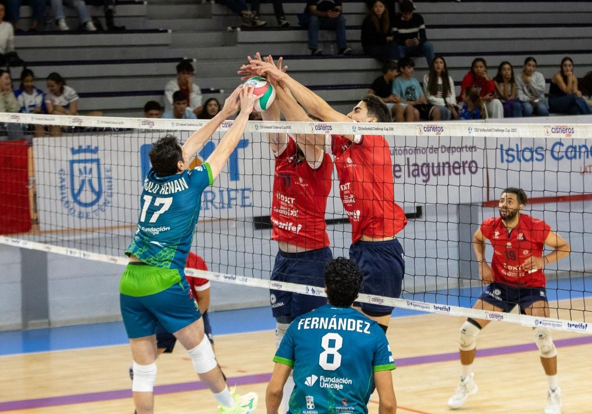 Bertassoni pelea por un balón dividido con Emiliano Fernández y Carlos Nieve.