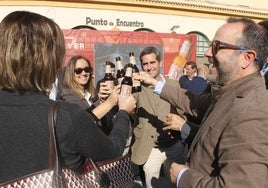 Varios asistentes del público brindando con la nueva cerveza