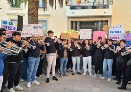 La protesta del Conservatorio Superior concluyó con piezas musicales muy aplaudidas.