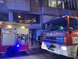 Algunas de las dotaciones de bomberos que participaron en la extinción del incendio.