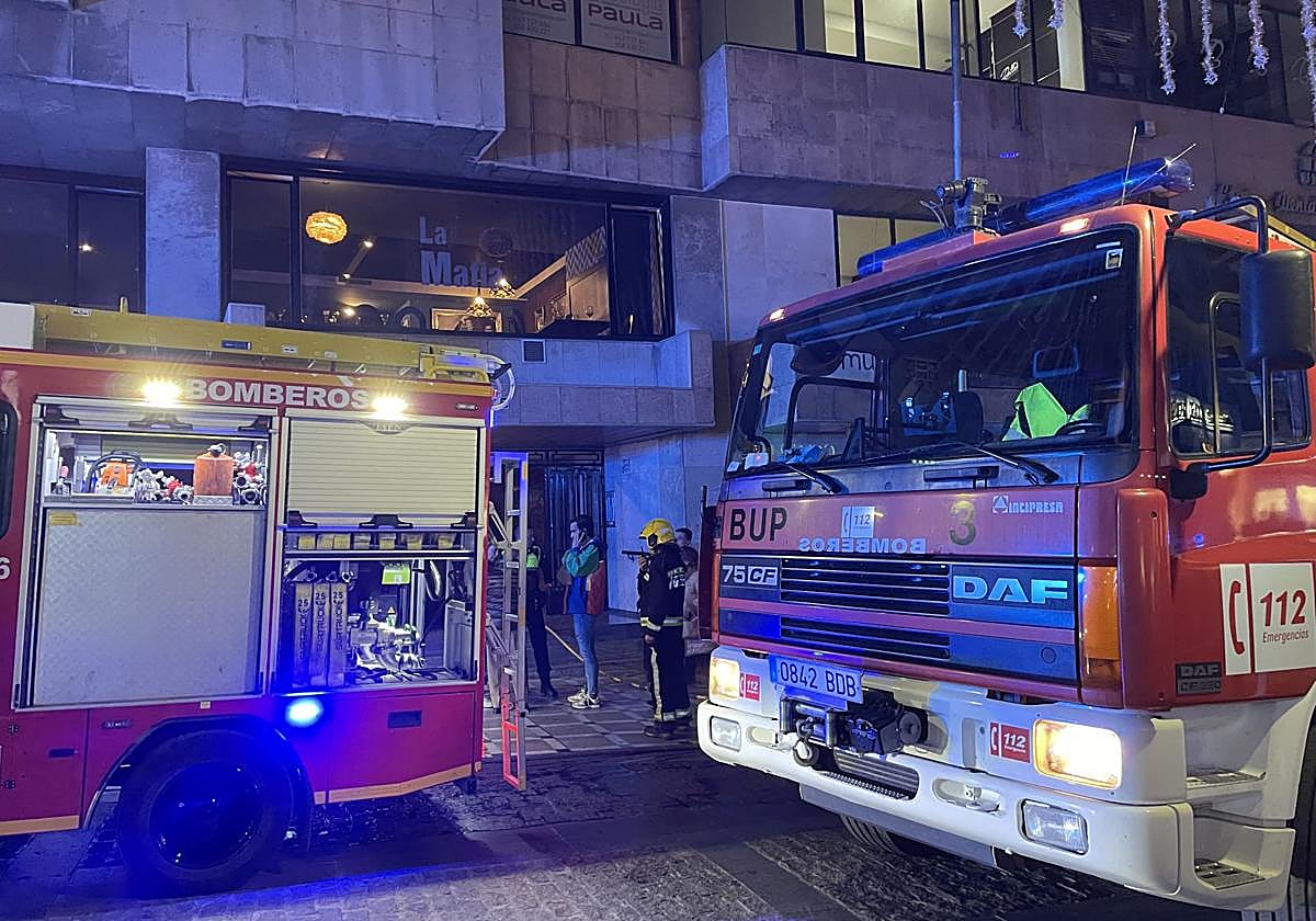 Algunas de las dotaciones de bomberos que participaron en la extinción del incendio.