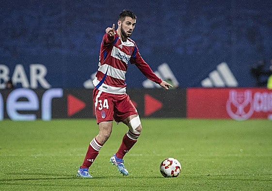 Lucas Pérez juega un balón en La Romareda.