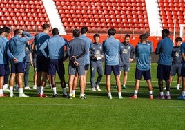 Rubi se dirige a la plantilla antes de empezar a entrenar.