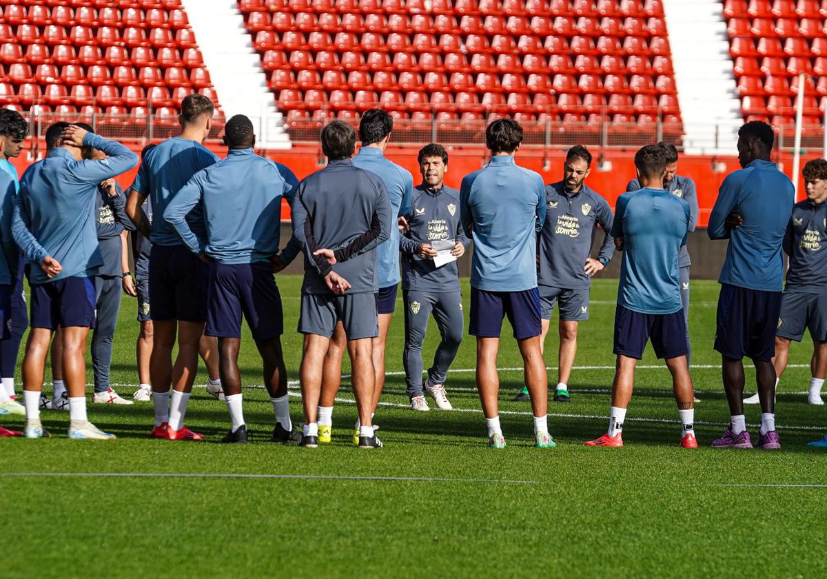 Rubi se dirige a la plantilla antes de empezar a entrenar.