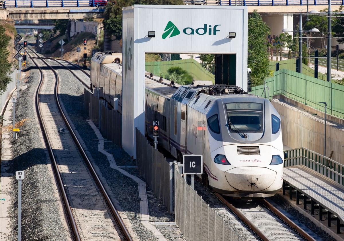 Un tren circula bajo el intercambiador del Cerrillo de Maracena.