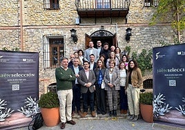 Reyes y otras autoridades, junto al panel de cata de los Jaén Selección 2025