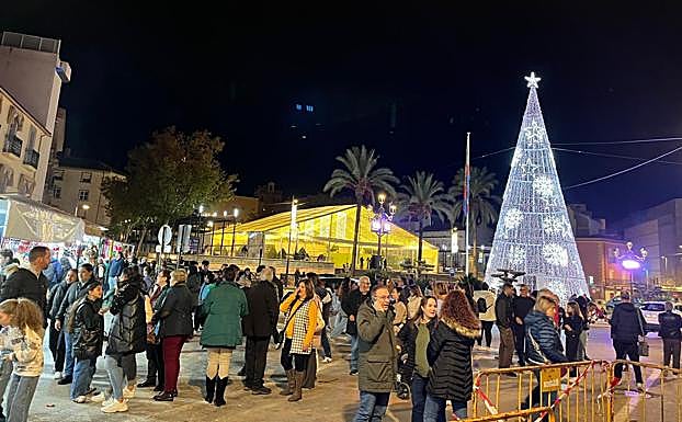 Puestos navideños y el árbol de la Plaza del Ayuntamiento.