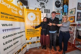 De derecha a izquierda, Loli Cañavate, alcaldesa de Armilla y presidenta de Fermasa; Pepe Rodríguez, promotor y director del Degusta Fest (Proexa); y Manuela Bertos, concejala de Economía y Hacienda.