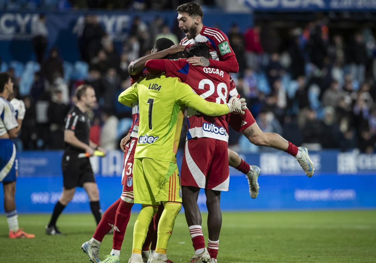 Los futbolistas del Granada celebran la clasificación por penaltis en Zaragoza.