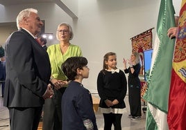 Izado de la bandera de Andalucía en el acto institucional celebrado en Jaén, con las cuatro personas que la portaron en la imagen.