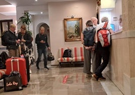 Clientes esperando en la recepción del hotel Anacapri del centro de Granada, ayer martes.