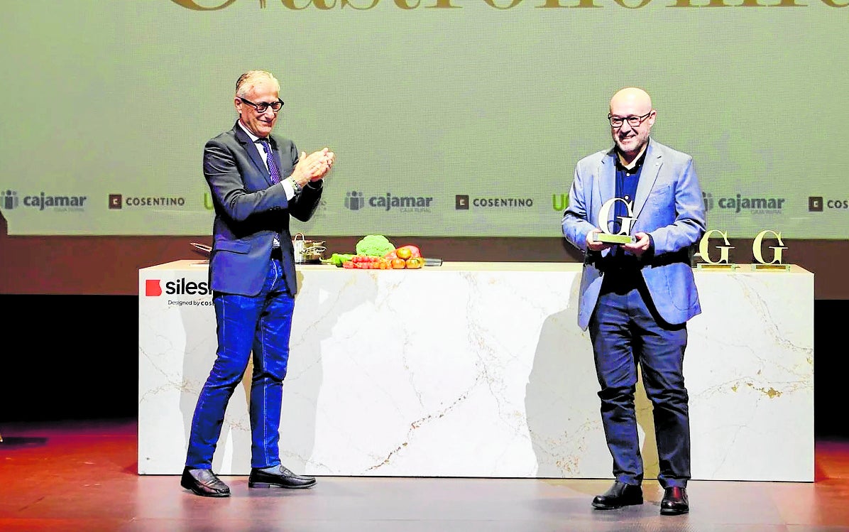 Con una enoteca única en Almería, Alfonso Montaña recibe el Premio a Mejor Sumiller.