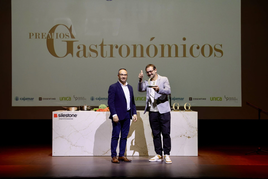 Joseba Añorga recibe el galardon a Mejor Taberna.