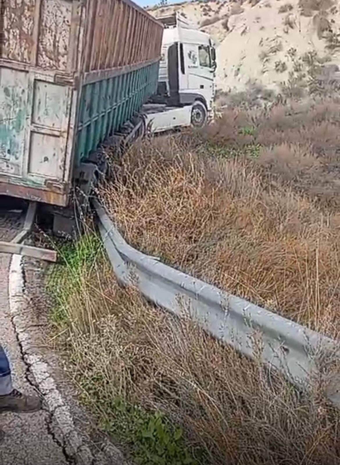 Camión que quedó atrapado en la vía