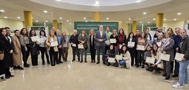 Los voluntarios reconocidos junto al rector Nicolás Ruiz