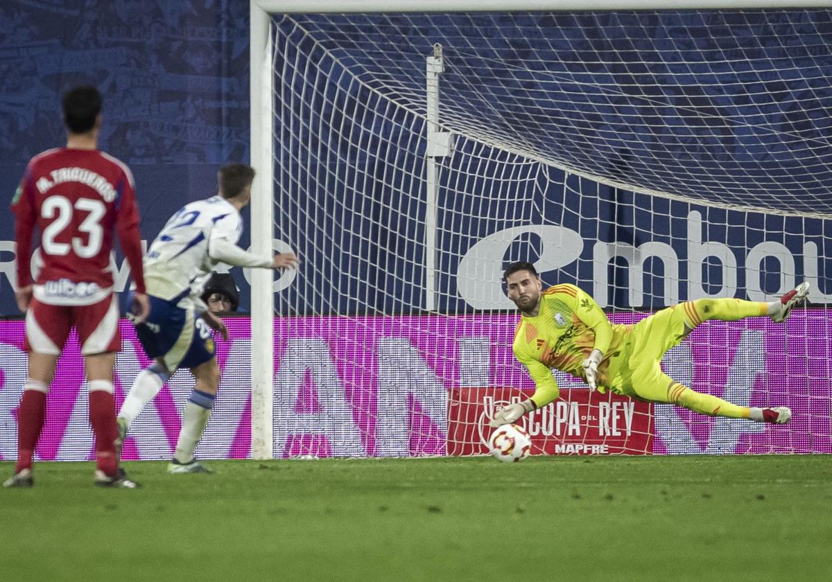 Luca Zidane detiene el penalti de Alberto Marí en la primera parte.