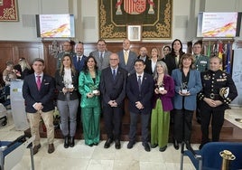 Autoridades y representantes de la sociedad jienense con las cuatro mujeres galardonadas este año con los Premios Constitución de la Subdelegación.