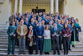 Los asistentes al Día de la Constitución en Granada posan en la Subdelegación del Gobierno.