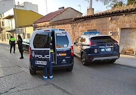 Vehículos policiales junto a la vivienda donde murió el niño