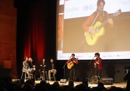 Los Niños Mutantes en el escenario.