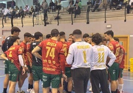 Tiempo muerto en el partido del Ciudad de Granada de balonmano.