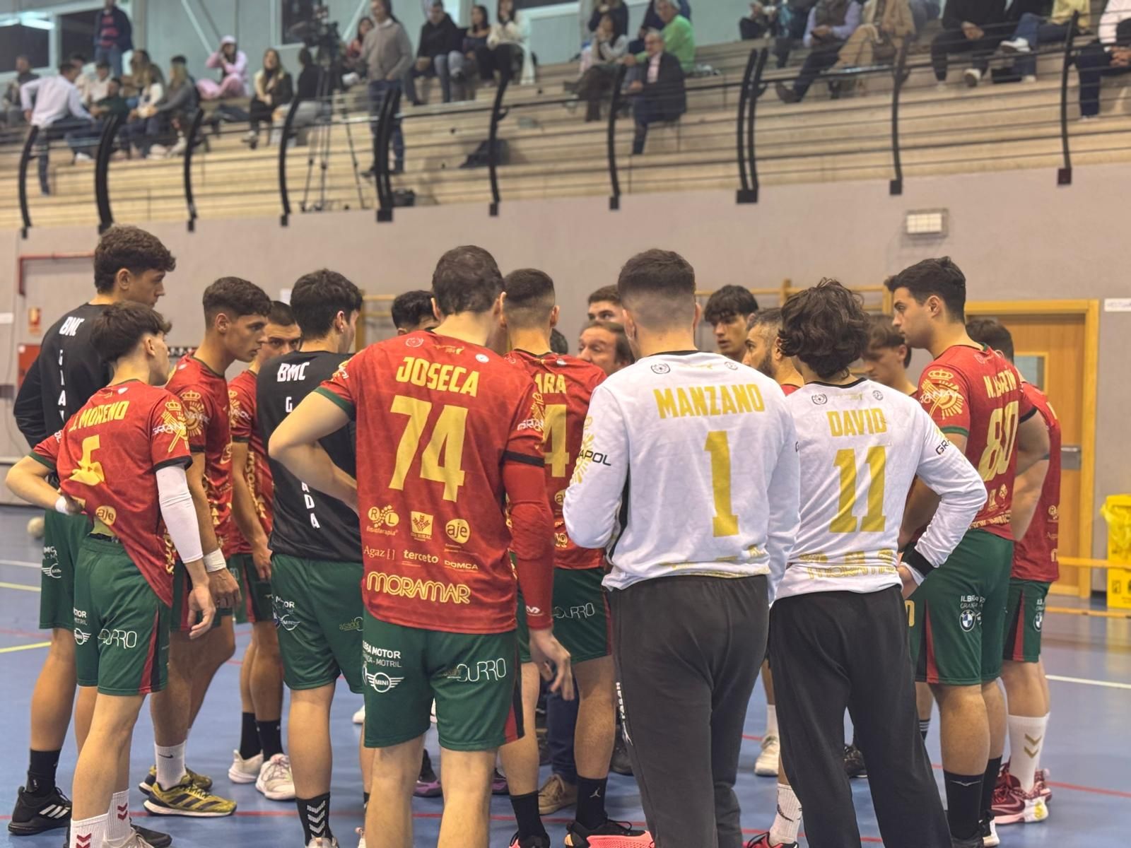 Tiempo muerto en el partido del Ciudad de Granada de balonmano.