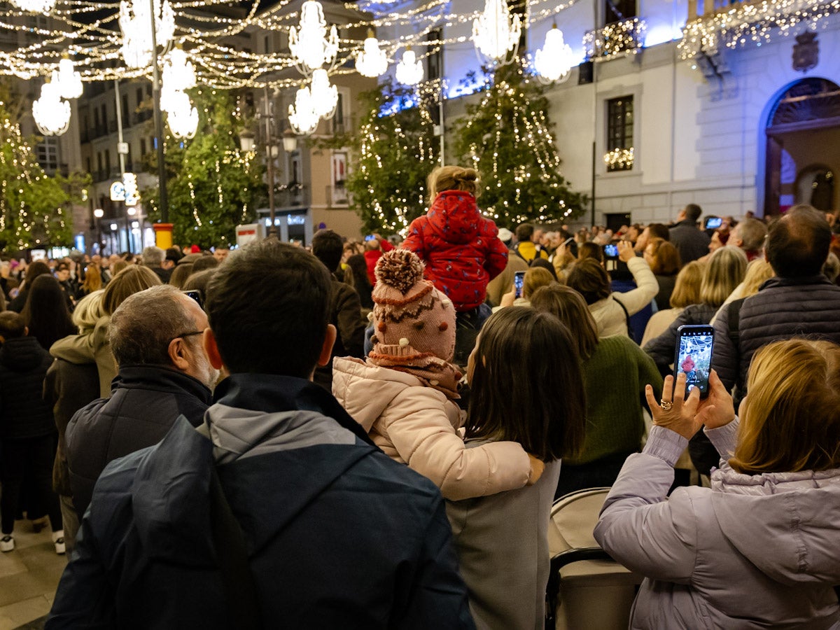 El Centro de Granada, abarrotado para ver la iluminación navideña