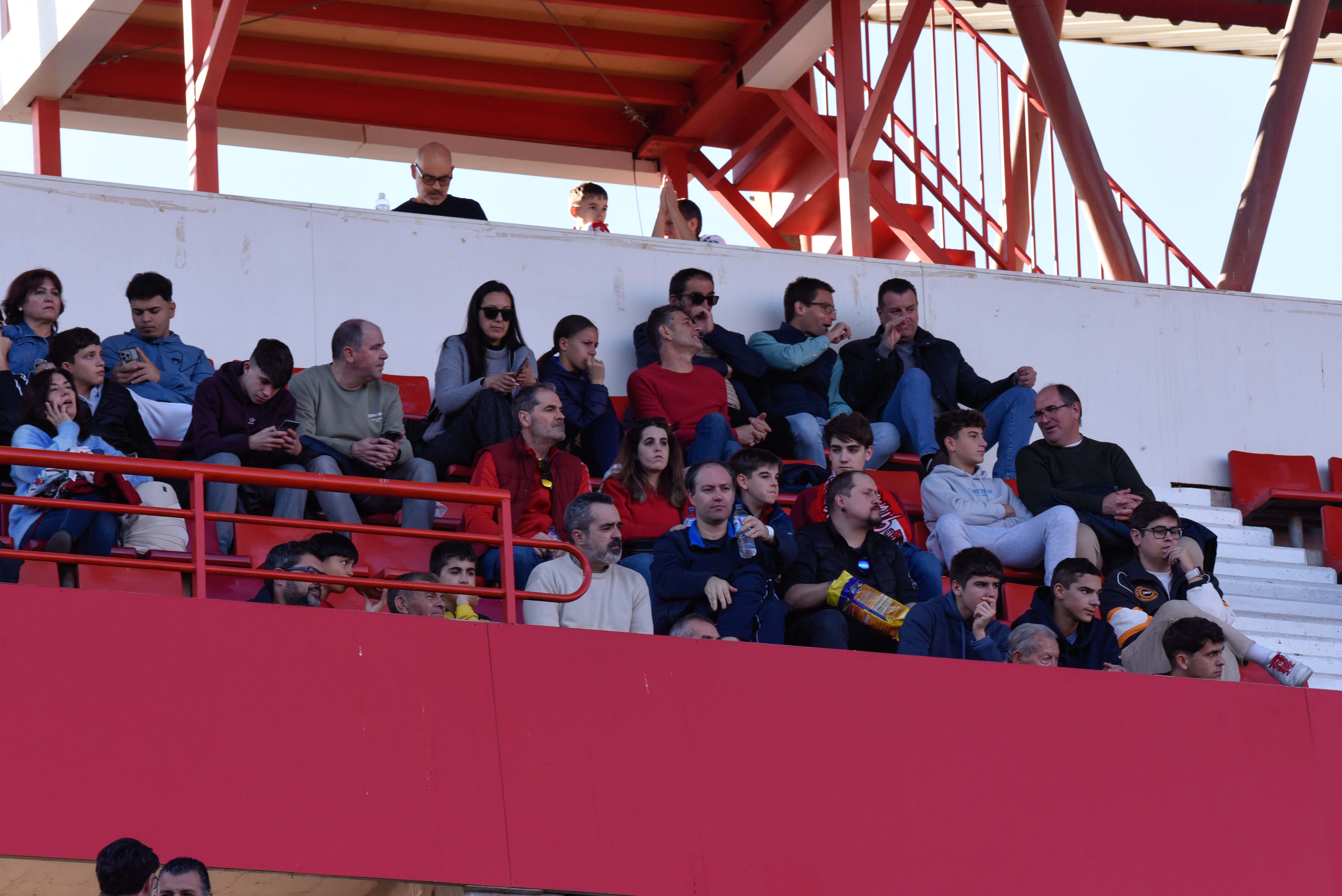 Búscate en la grada de Los Cármenes en el Granada-Racing