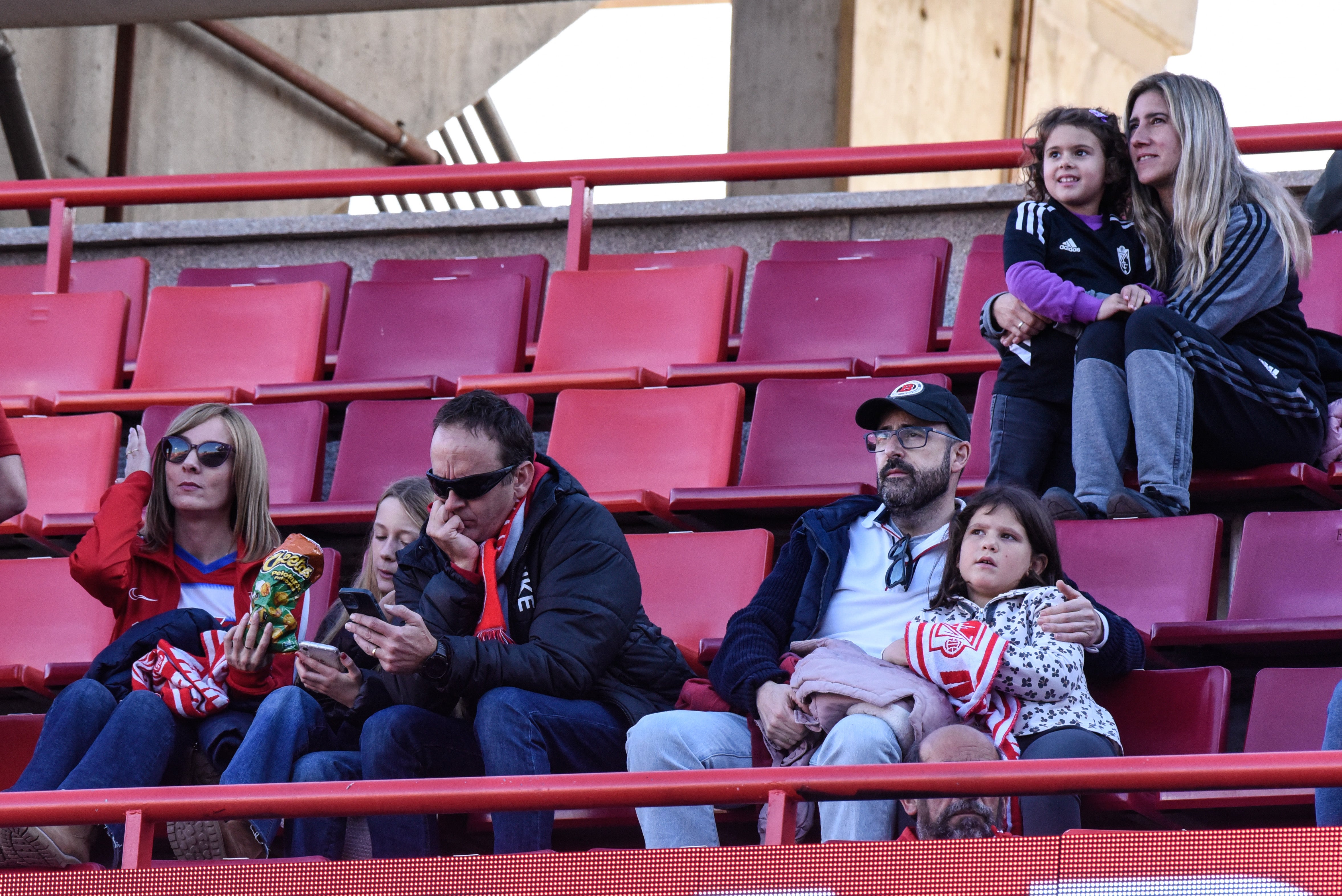 Búscate en la grada de Los Cármenes en el Granada-Racing