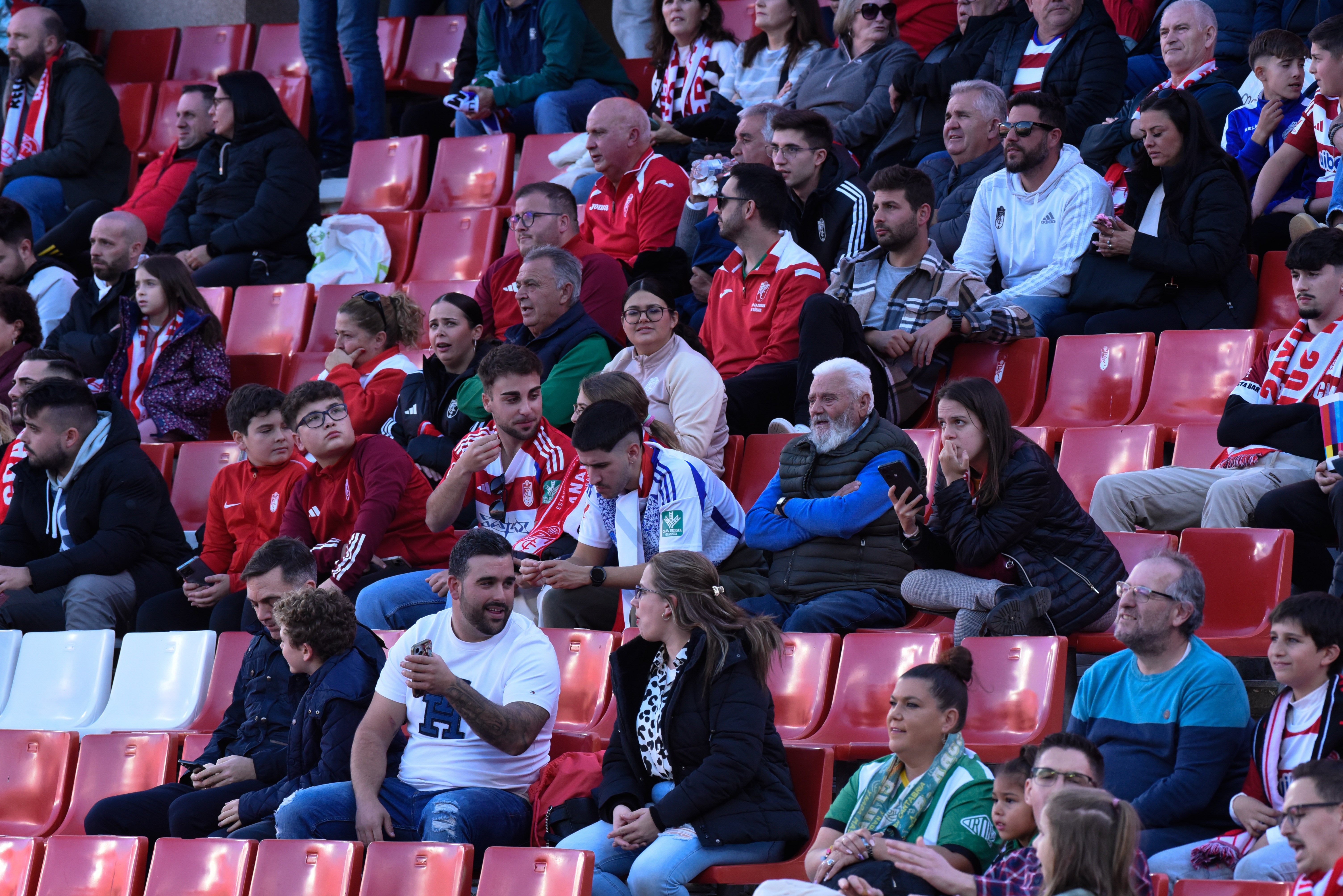 Búscate en la grada de Los Cármenes en el Granada-Racing