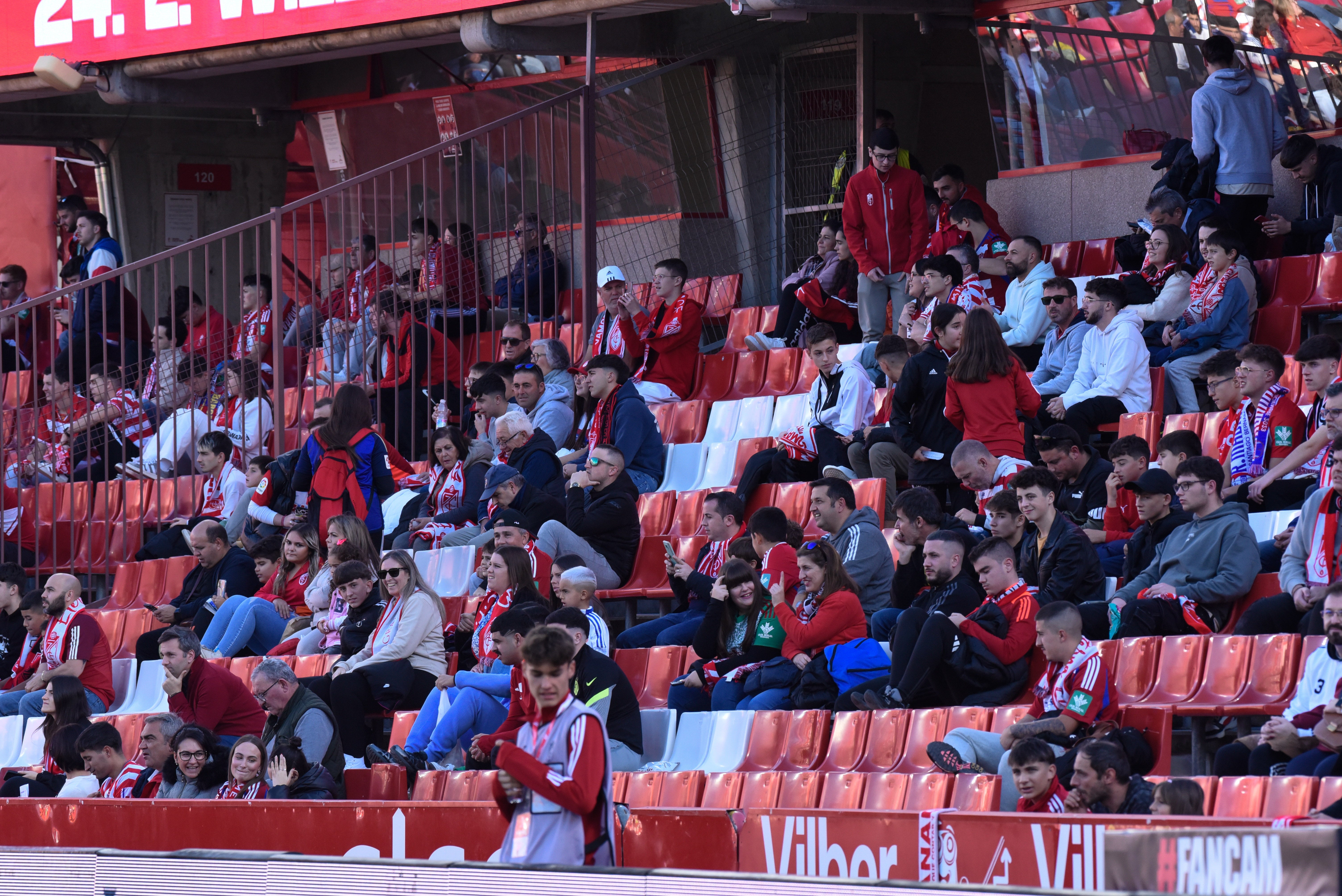 Búscate en la grada de Los Cármenes en el Granada-Racing