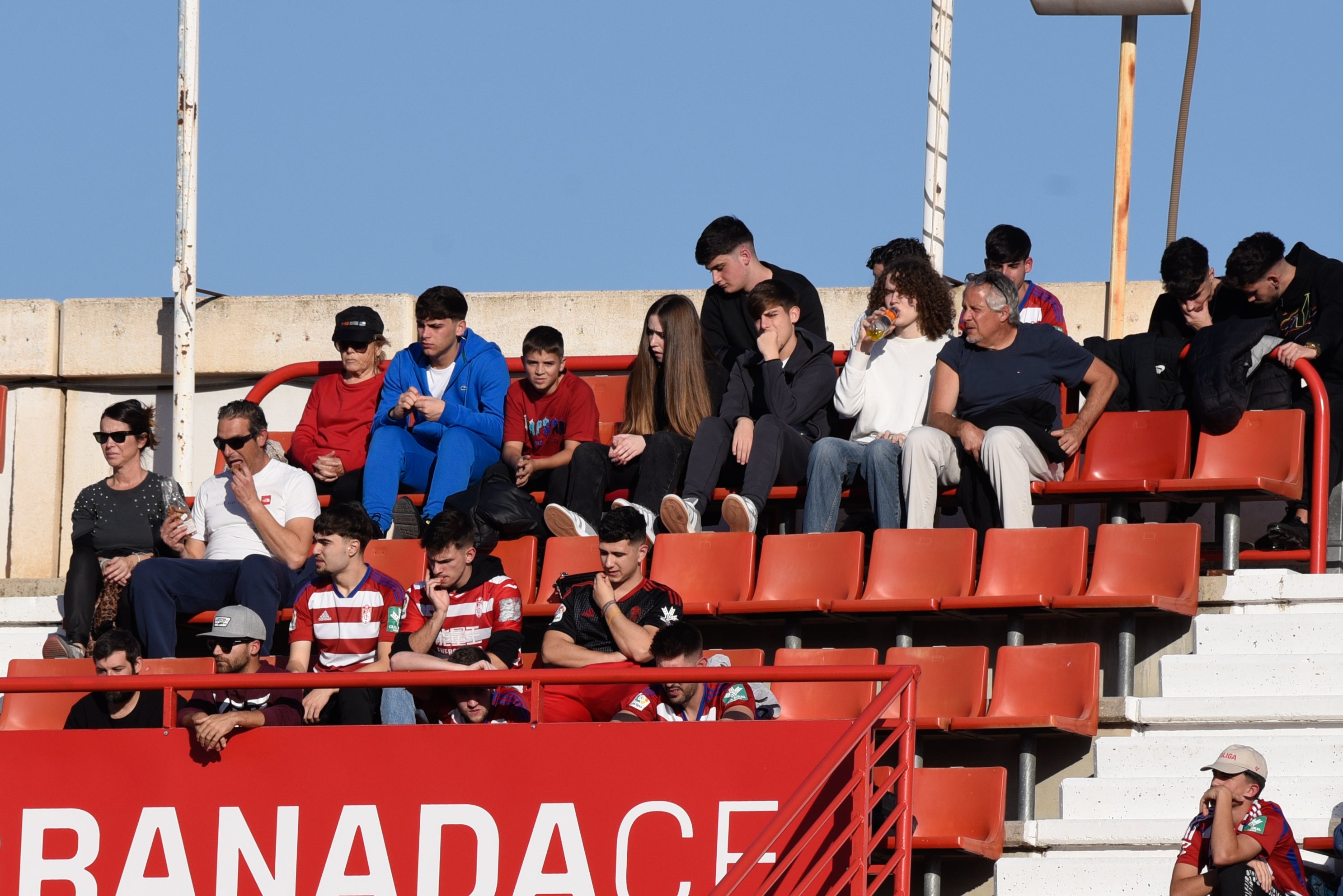 Búscate en la grada de Los Cármenes en el Granada-Racing