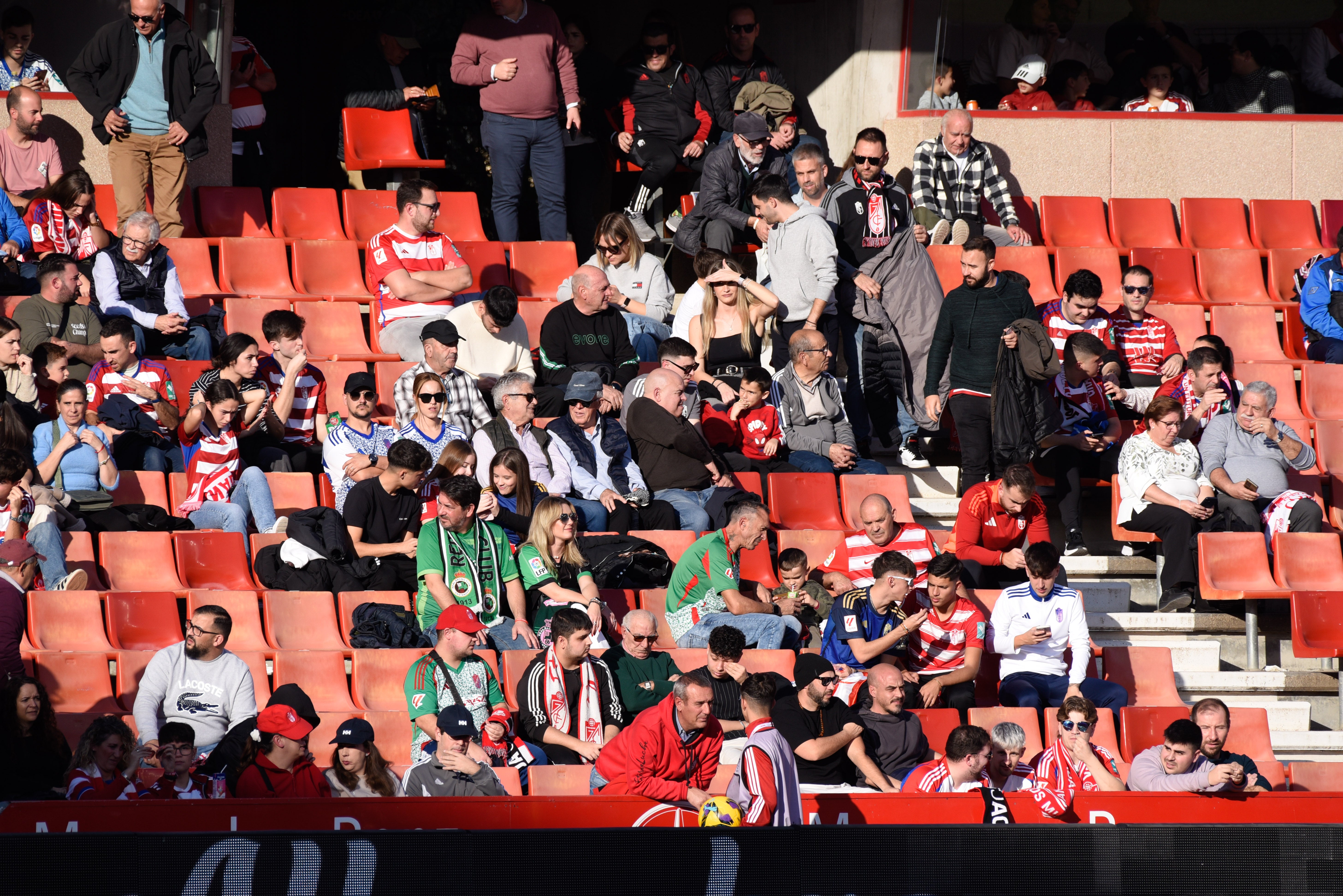 Búscate en la grada de Los Cármenes en el Granada-Racing