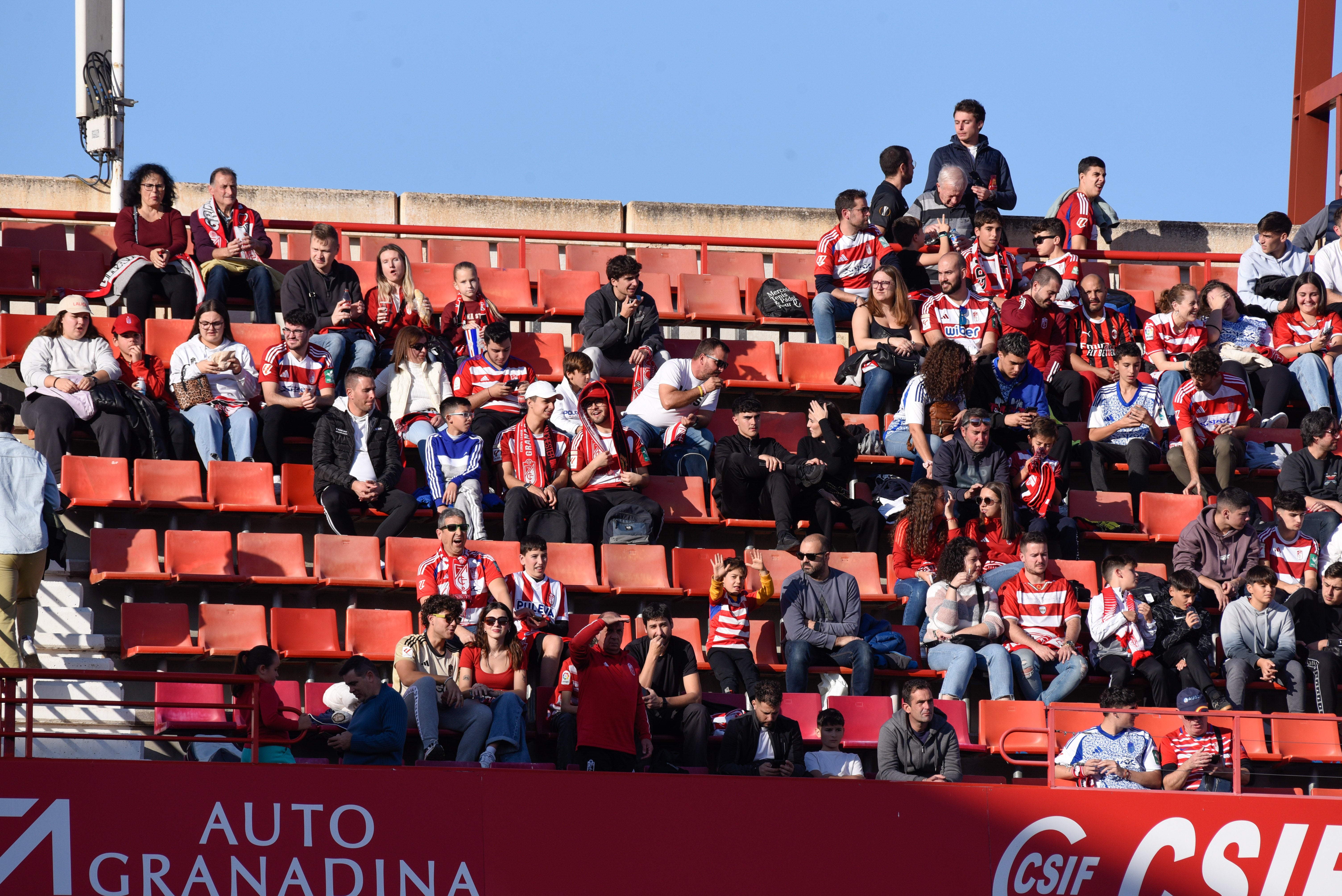 Búscate en la grada de Los Cármenes en el Granada-Racing