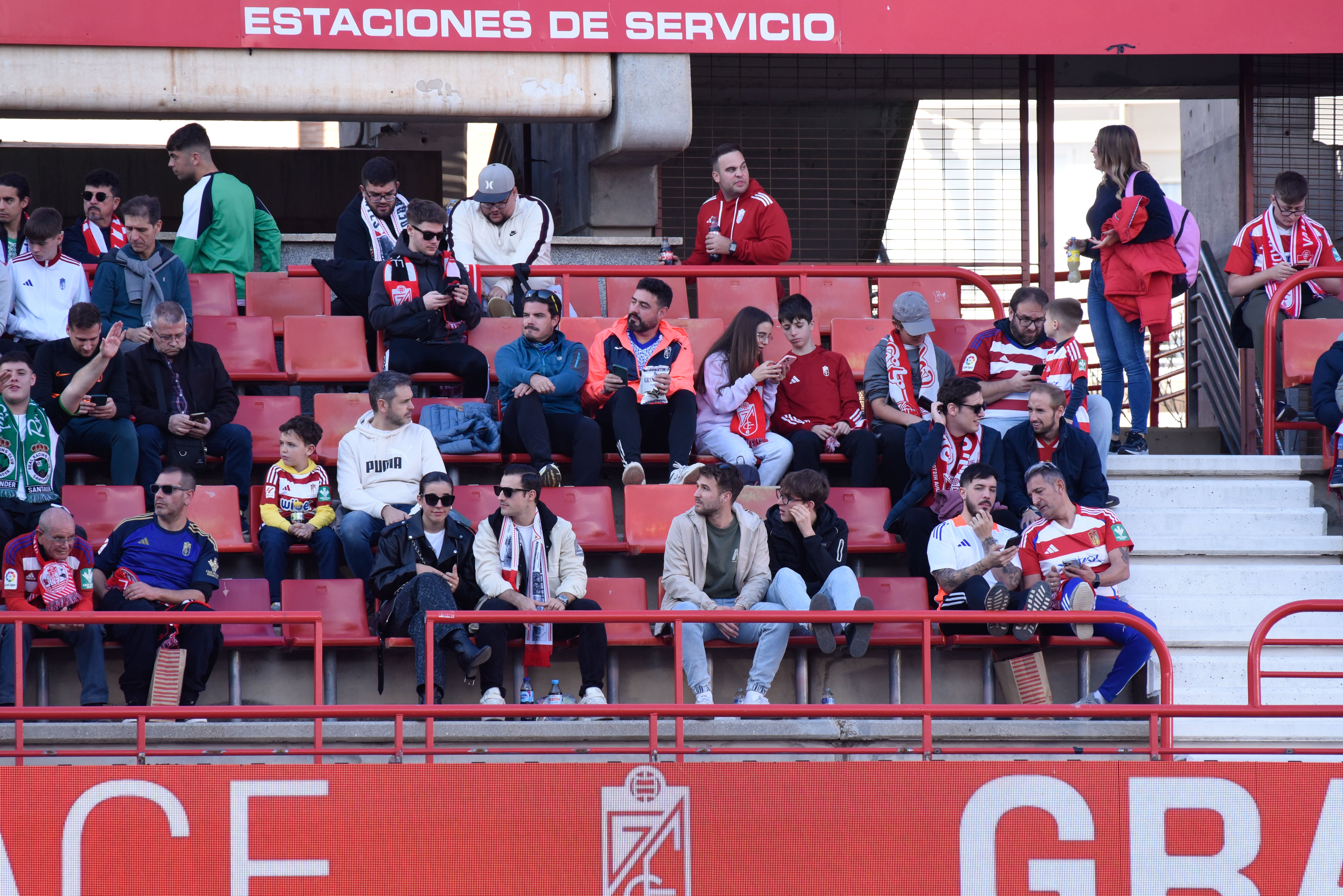 Búscate en la grada de Los Cármenes en el Granada-Racing