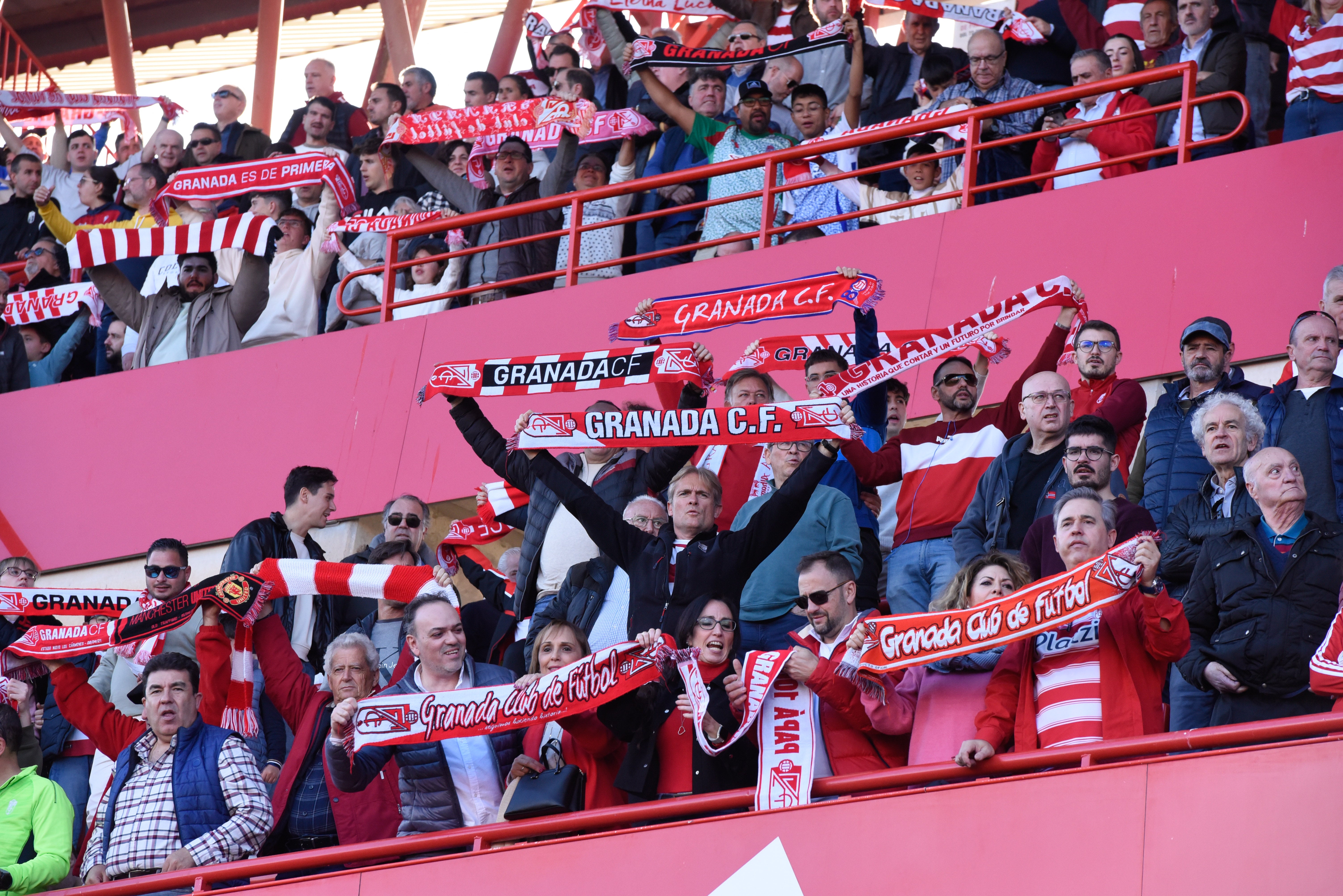 Búscate en la grada de Los Cármenes en el Granada-Racing