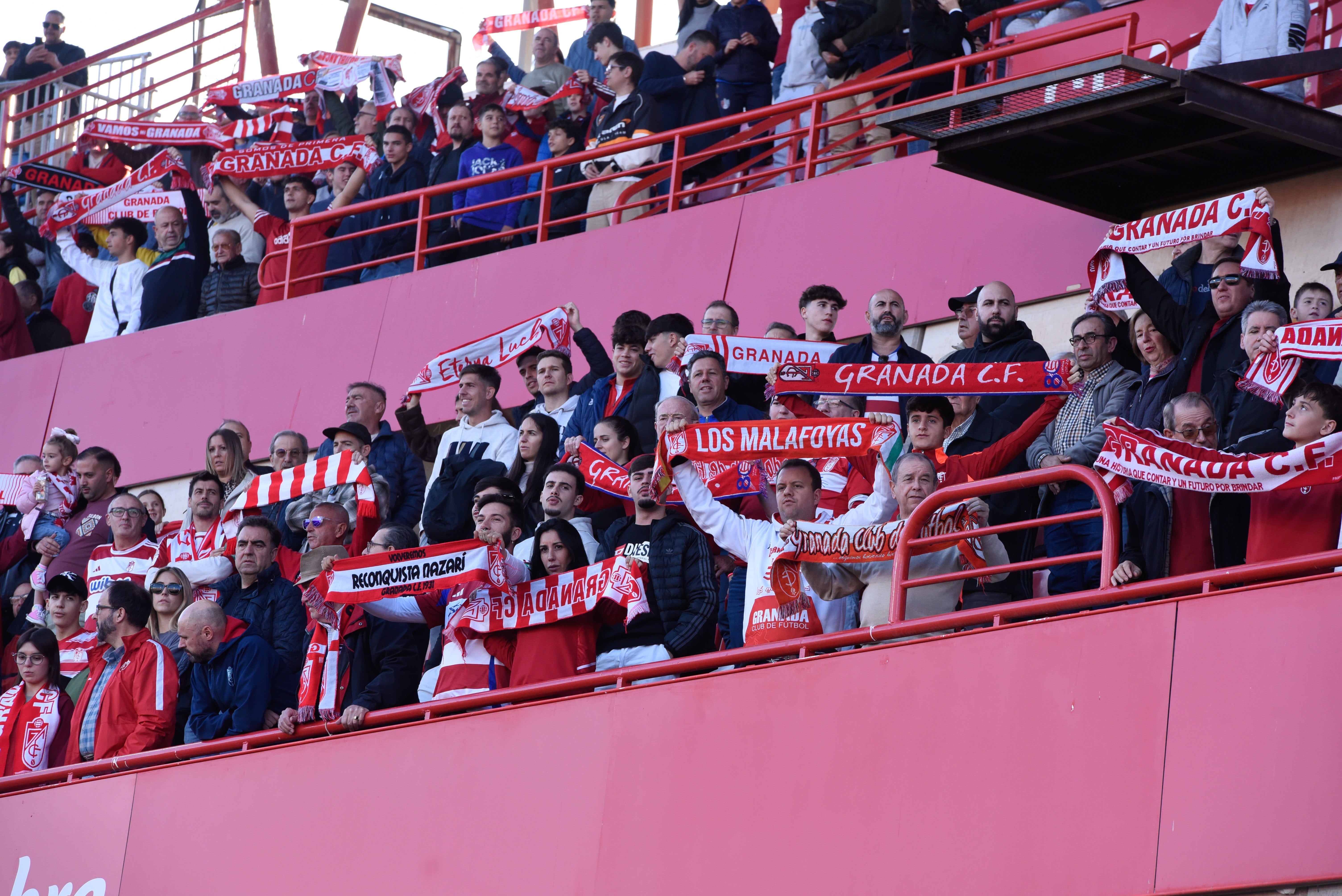 Búscate en la grada de Los Cármenes en el Granada-Racing