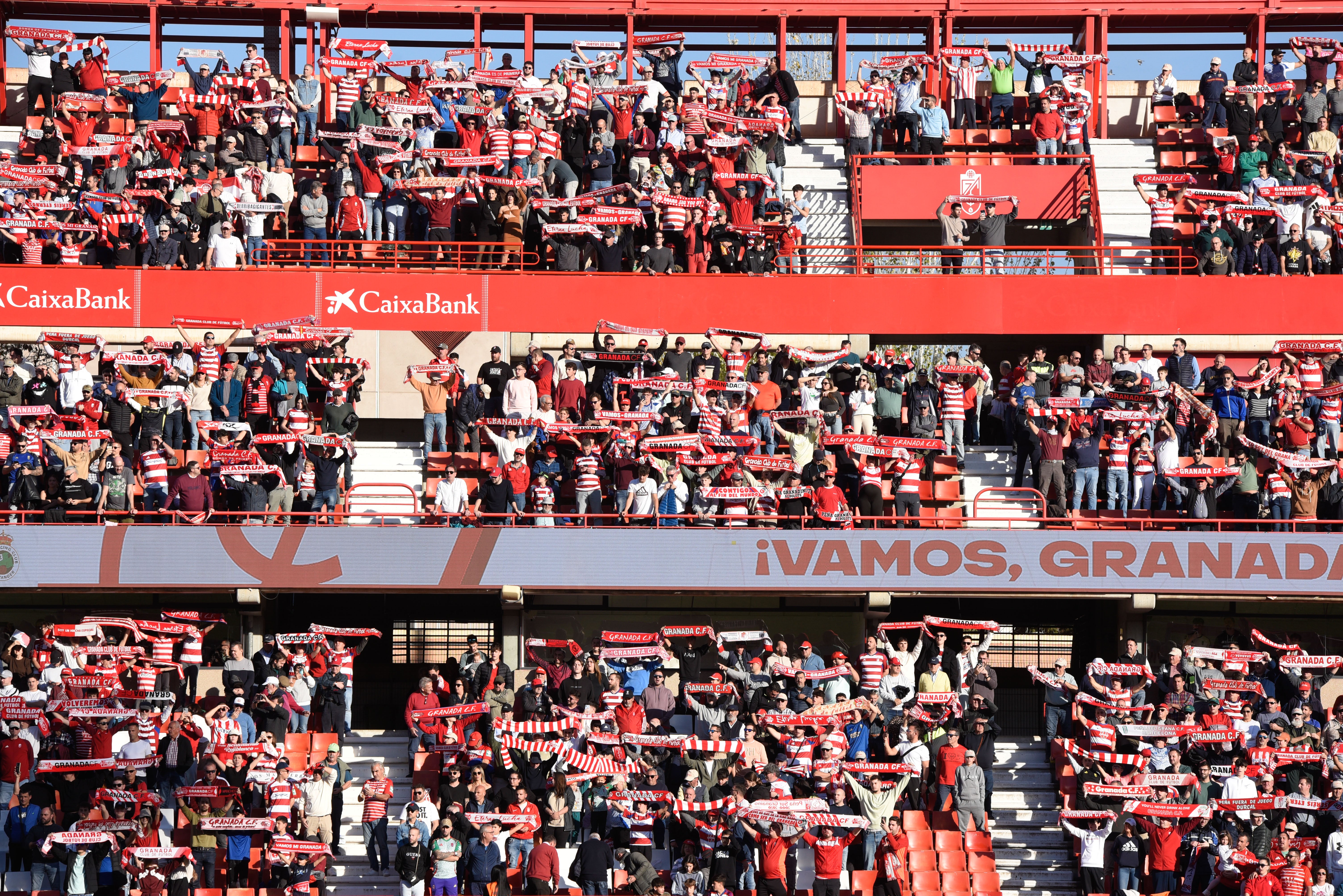 Búscate en la grada de Los Cármenes en el Granada-Racing