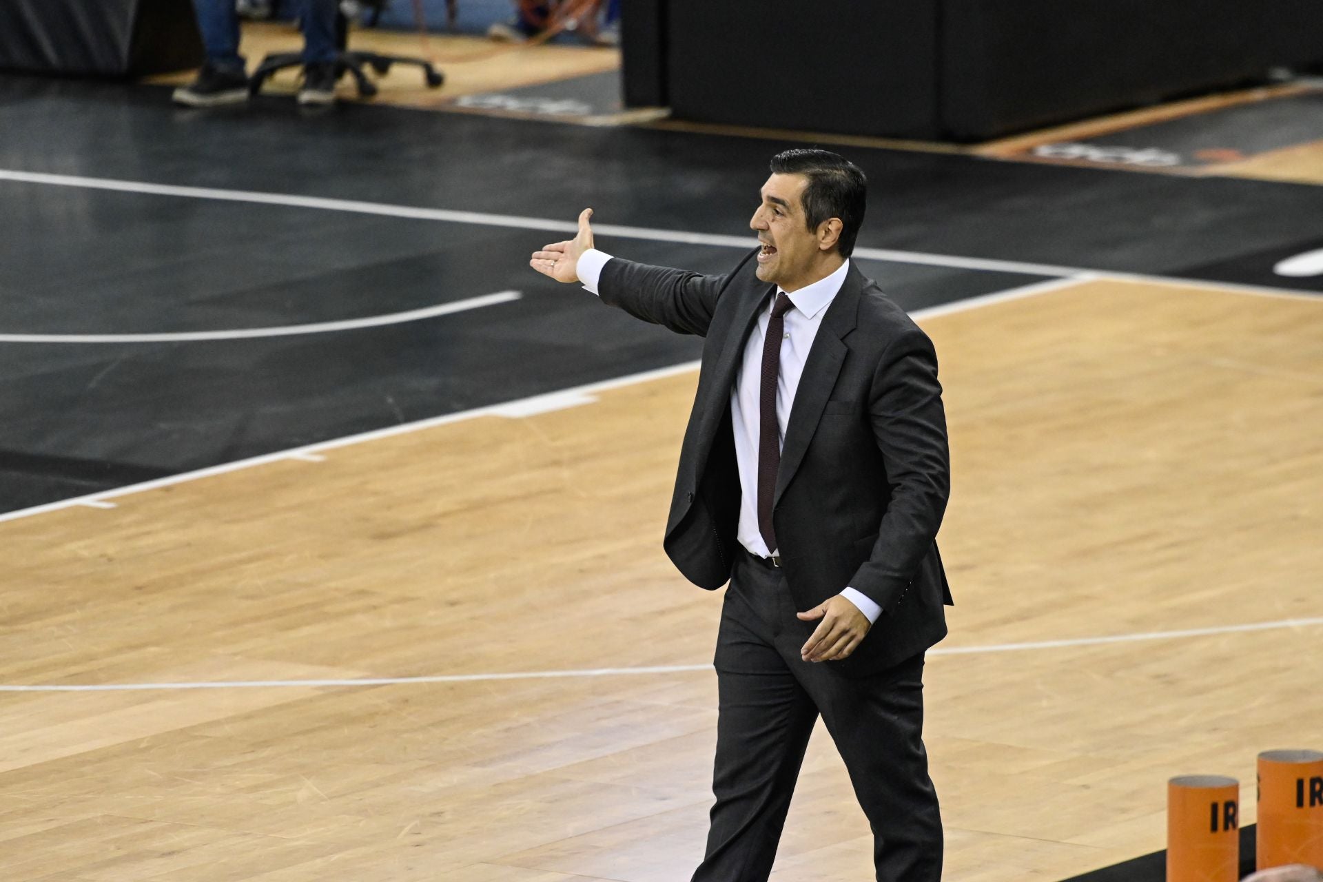 Pablo Pin, tenso en la banda del Palacio de los Deportes.