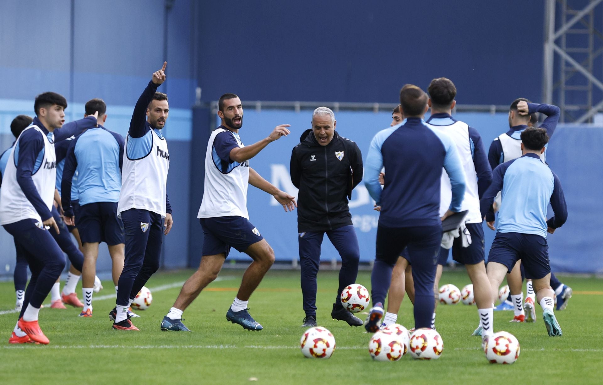 Sergio Pellicer dirige a los suyos en un entrenamiento.