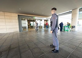 Imagen de archivo de un vigilante de seguridad en la puerta del Clínico.