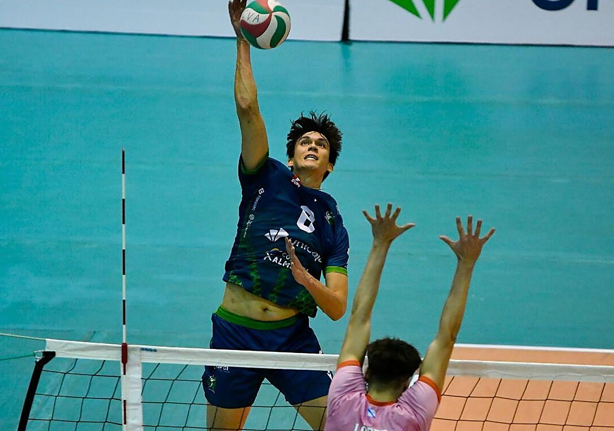 Alaka'i Todd supera el bloqueo de Hugo López.