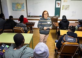 Médico jubilada. Blanca Marcos poco antes de arrancar la clase de español.