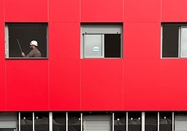 Un operario trabaja en un edificio de VPO en La Chana cuya obra está a punto de terminar.