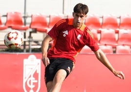 Mario Marín golpea un balón en un entrenamiento.