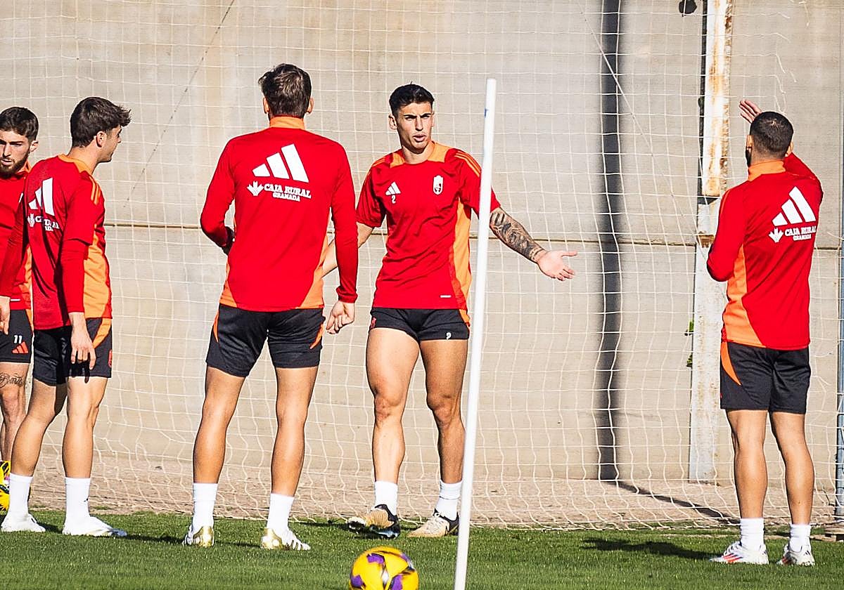 Rubén Sánchez charla con sus compañeros durante un rondo del Granada en un entrenamiento.